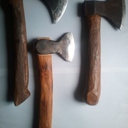 J'utilise, surtout les deux en haut: la grosse à gauche d'1k (Saut du Tarn) et la petite doloire (Goldenberg) à gauche.