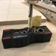 En utilisant un guide