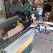 Rainurages multiples avec le chariot à l'angle des coupes d'onglet