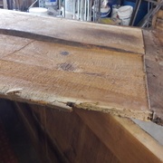 ... Ah oui ! C'est parce que la planche arrière du plateau est plus fine que les planches avant !! (essences différentes)