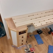 Le plan fixe de l'établi, avec les deux larges rainures le long de la presse