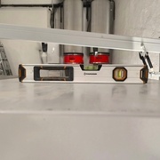 vérification du niveau, reglable par les vis du bas sous la table