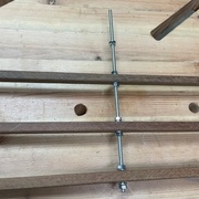 Le principe d'écartement sur vis avec écrous et rondelles