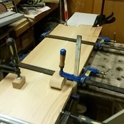 Collage du panneau qui servira à faire le dessus et les cotés