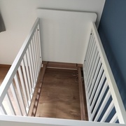 Pas entièrement satisfait de la fixation du piètement mais au moins ça tient et c'est invisible avec le matelas