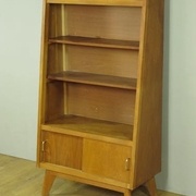 Petite bibliothèque étagère en chêne avec pieds compas années 50 https://www.brocantelab.com