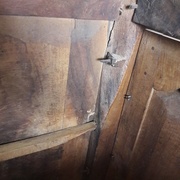 L'intérieur des montants avant est beaucoup moins beau que l'extérieur. Il faut même mettre des cales pour les fiches à lacets.