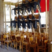 Et voilà le résultat avec les 100 chaises ! L'étage prévu pour les chaises en bois n'est pas encore réalisé, cela prend un peu trop de place à terre comme cela.