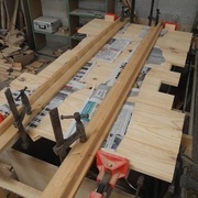 Collage et serrage des panneaux sur les dormants