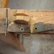 Le levier à came (un simple exentrique) et son axe (un clou)