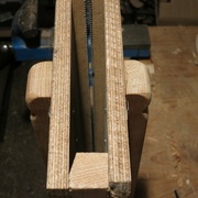 Le biseau en bas permet de rabaisser le point d'articulation, pour un meilleur serrage de la lame