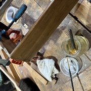 Alcool puis colle blanche diluée avant serrage.