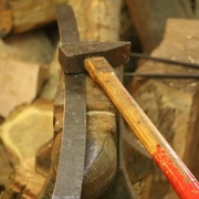 faconnage des cerclages coupé dans une tole de 1mm et martelé pour les rendre en tronc de cone