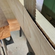 La coupe d'angle est terminée à la main