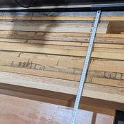 Environ 42 cm de large.