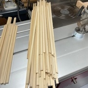 Baguettes pour kumikos débitées avant mises à épaisseur à la raboteuse Proxxon