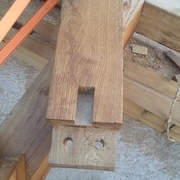 Logement pratiqué dans l'un des poteaux du bandeau supérieur pour accueillir le contrefort de l'épaulement d'entretoise