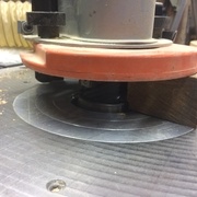 Calibrage des pièces à la toupille le long du guide à bille