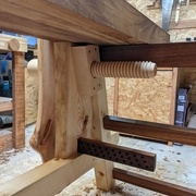 Vue arrière avec le support d'écrou et le passage du guide