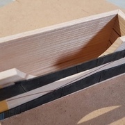 et on tient le collage avec des élastiques (là, des bouts de chambres à air)