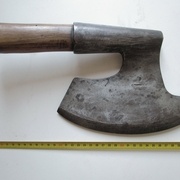 Hache ancienne de sabotier, cette forme est typique des haches de sabotier du nord est de la France et Belgique.