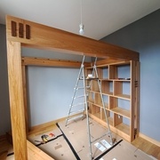 La traverse du fond est aussi vissée au mur.