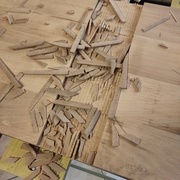 Après quelques coups de ciseaux à bois pour casser les lamelles de bois restantes.