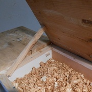 Maintien de la partie centrale ouverte. Pour l'instant j'y ai mes copeaux faits à la varlope en rabotant le dessus... juste parce qu'ils sont beaux!