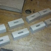 petits taquets pour la fixation du plateau