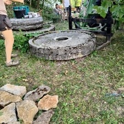 Le tracteur vient chercher le pierre de meule pour la poser sur notre support en rondins