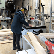 Bouvetage des planches à la toupie, en vue de leur assemblage