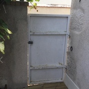 L'ancienne porte en acier.