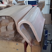 Collage petit à petit au fer à repasser et marouflage avec une cale en bois