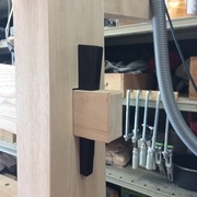 assemblage poutre / pied par mortaise et clé oblique