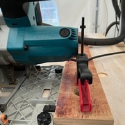 Le serre-joint en position centrale, ça ne passe pas