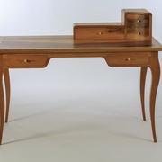 Bureau aux pieds Louis XV - photo © Philippe Fournier