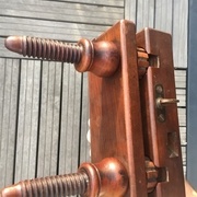 Vue générale du bouvet avec les vis bois, les écrous/ contre-écrous pour ajuster le guide