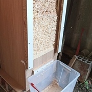 porte complètement ouverte, 3 fois rien qui est tombé