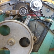 Photo 1 - Au dessus de la grande poulie, on distingue le ressort entraînant le galet sur la courroie pour le mode raboteuse