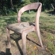 Chaise à l'assise quelque peu ... enfoncée