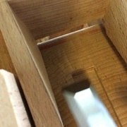 *blunt chisel technique* (ciseau racloir) pour creuser légèrement le lit du fer