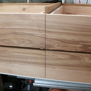 Montage à blanc des tiroirs du pied de lit