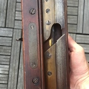 Vue des deux vis métalliques maintenant les vis bois