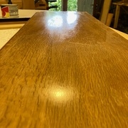 Face supérieure de l'étagère traitée en "ciré-rempli"