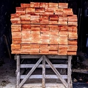 Stock de douglas avant la pose, ça occupait toue la partie gauche (et encore y'a pas les couvre-joints)