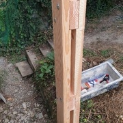 1er poteau positionné (la platine n'est pas encore fixée)