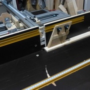 Partie défonceuse, avec joues règlables et peigne maison, fixée sur le guide parallèle pour une avancée précise.