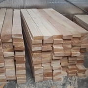 chaque montant est repris à la scie pour donner un angle, ça en fait du m linéaire à couper !