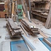 Plateau de chene de récup, le chien regarde en direction de la porte à remplacer ;)