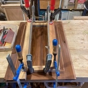 mise en pression des filets intérieurs des panneaux de porte